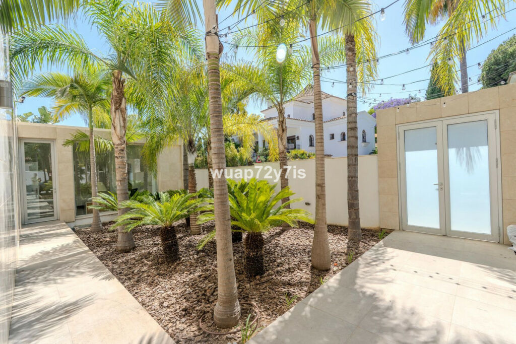 Detached Villa Benahavís Málaga - image 4