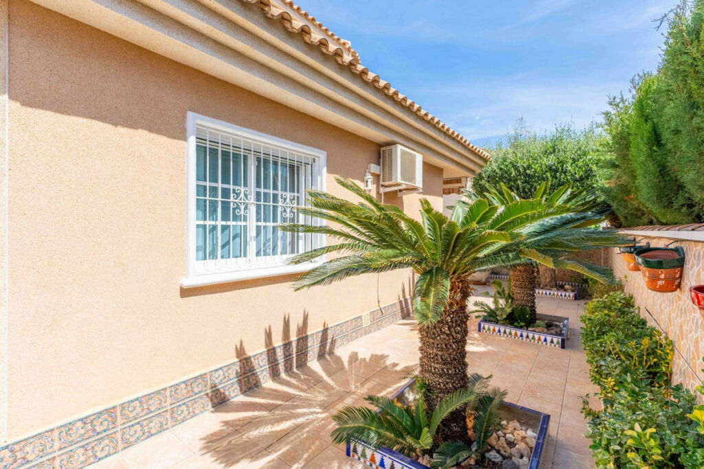 Detached Villa Punta Prima Alicante - image 41