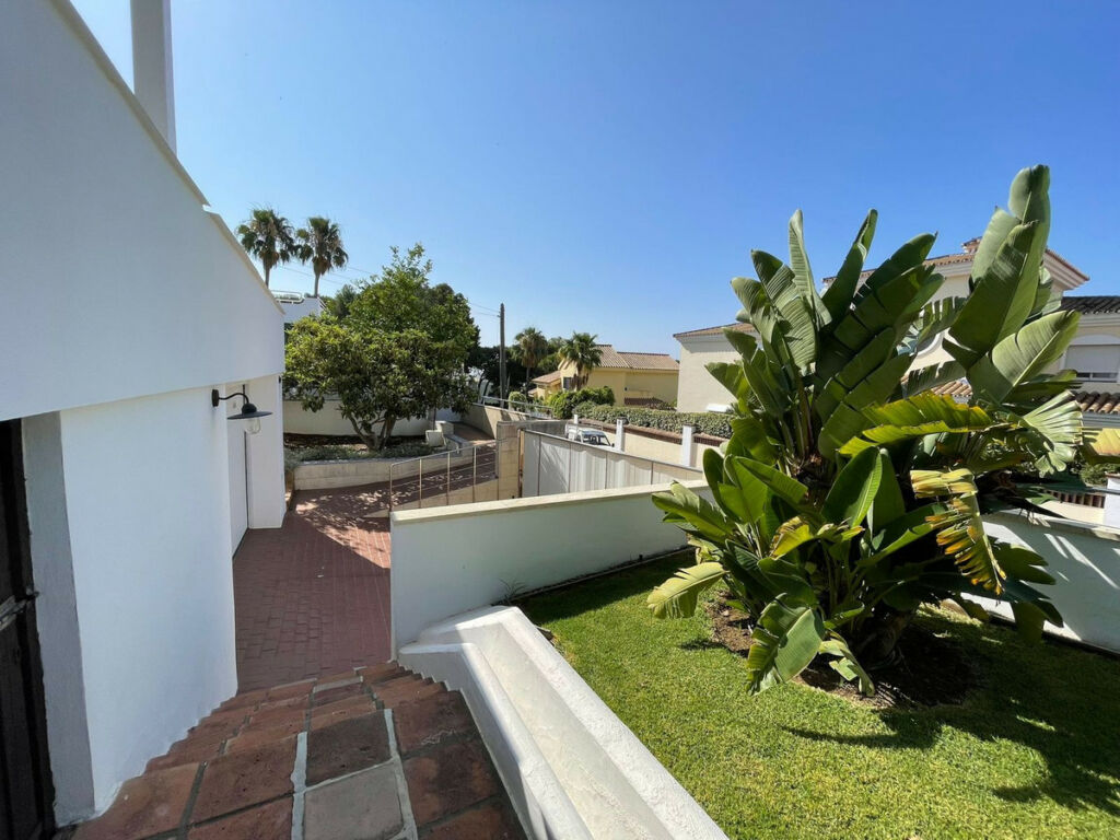 Detached Villa Estepona Málaga - image 45
