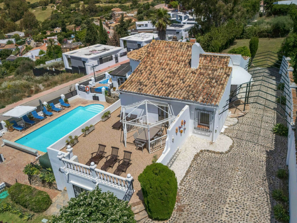Detached Villa Estepona Málaga - image 6