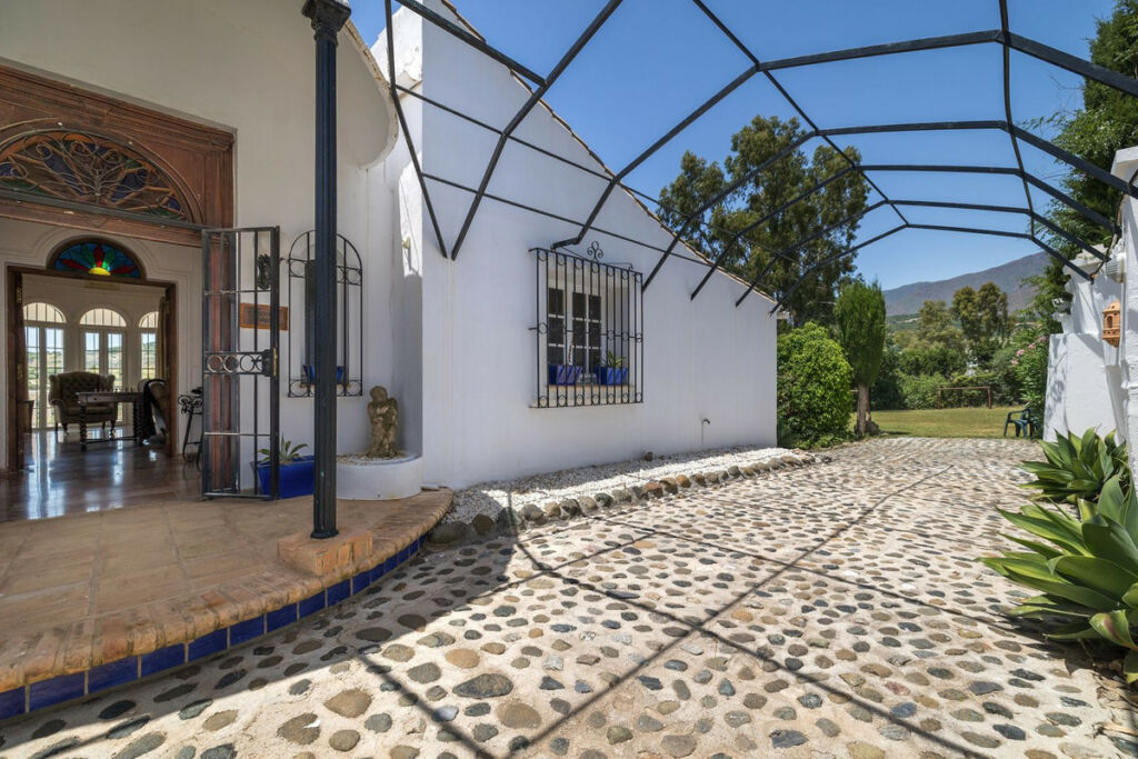 Detached Villa Estepona Málaga - image 5
