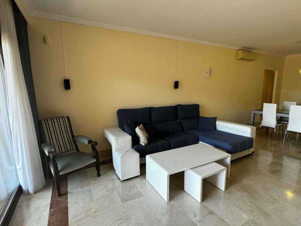 Middle Floor Apartment Estepona Málaga - image 4