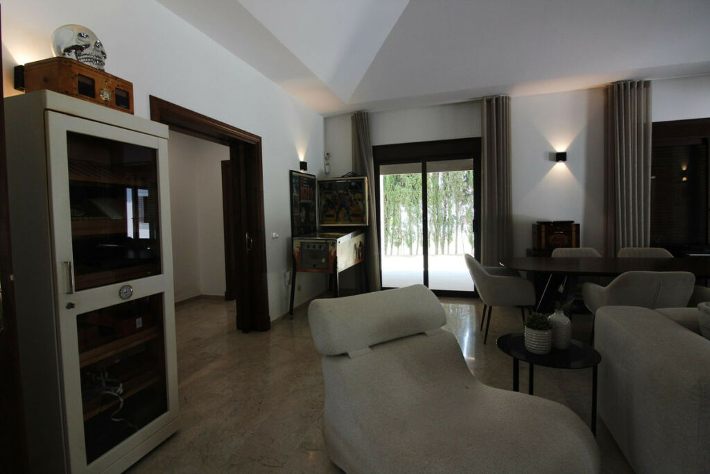 Detached Villa El Paraiso Málaga - image 5