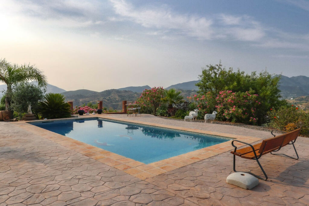 Detached Villa Guaro Málaga - image 6