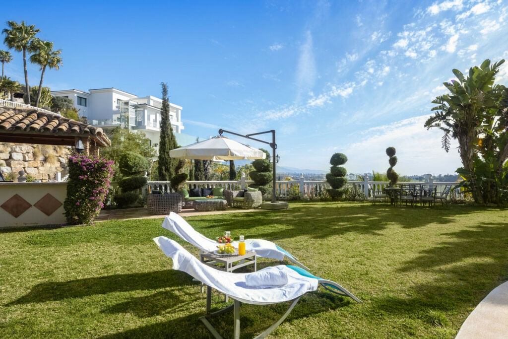 Detached Villa El Paraiso Málaga - image 5