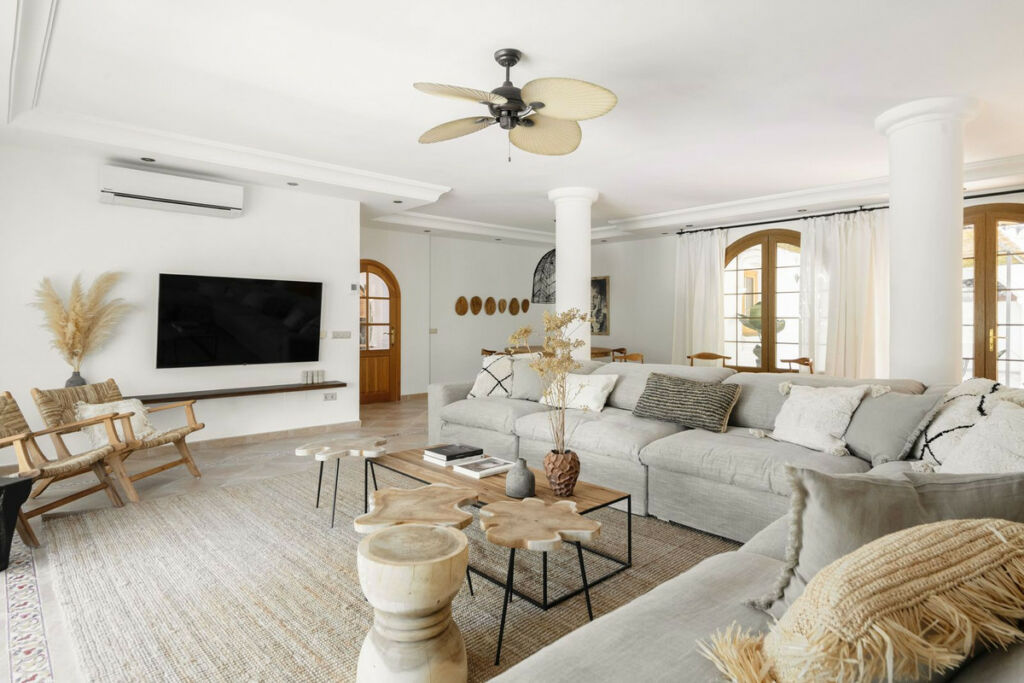 Detached Villa Estepona Málaga - image 5