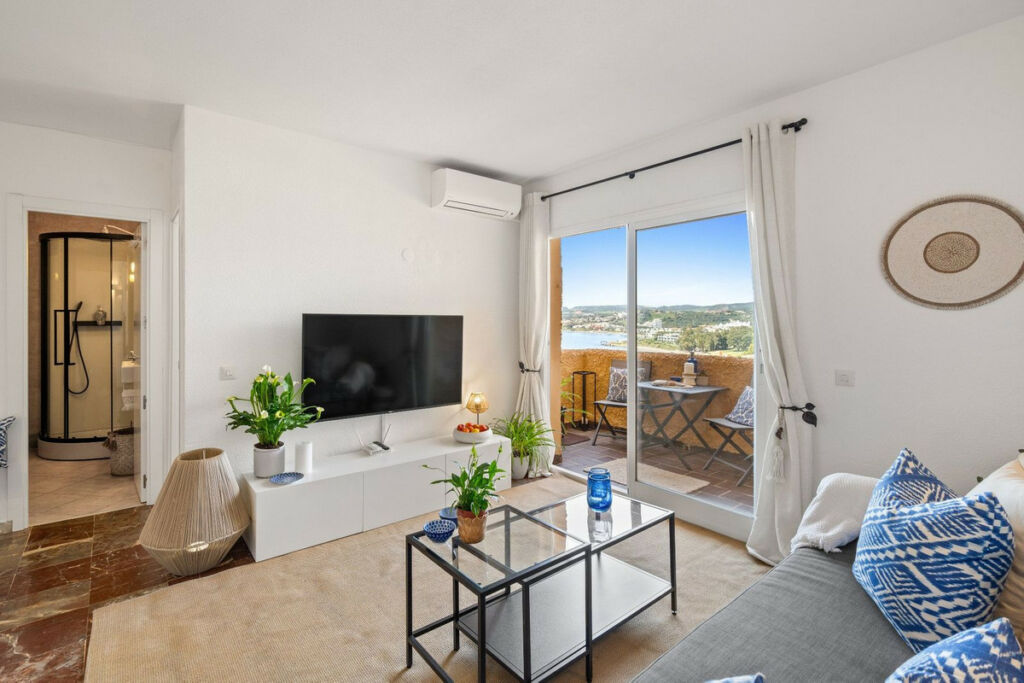 Middle Floor Apartment Estepona Málaga - image 5