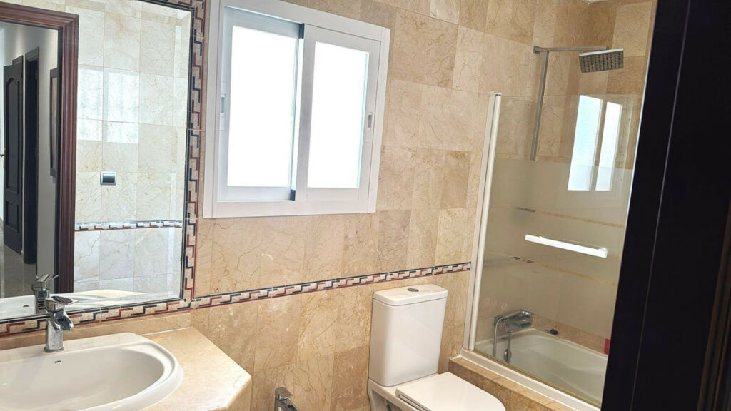 Detached Villa Estepona Málaga - image 5