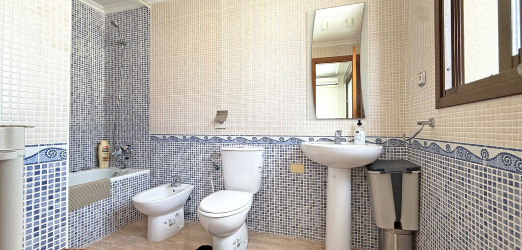 Middle Floor Apartment Torrevieja Alicante - image 5