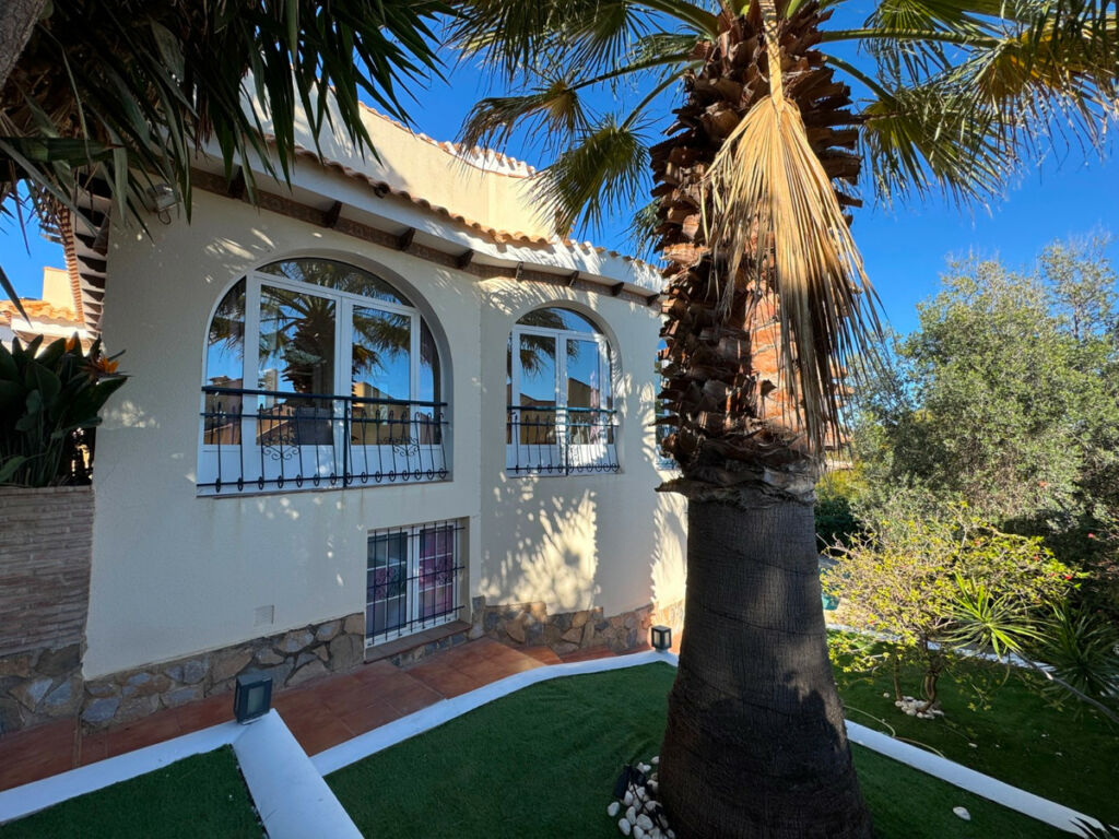Detached Villa La Zenia Alicante - image 5