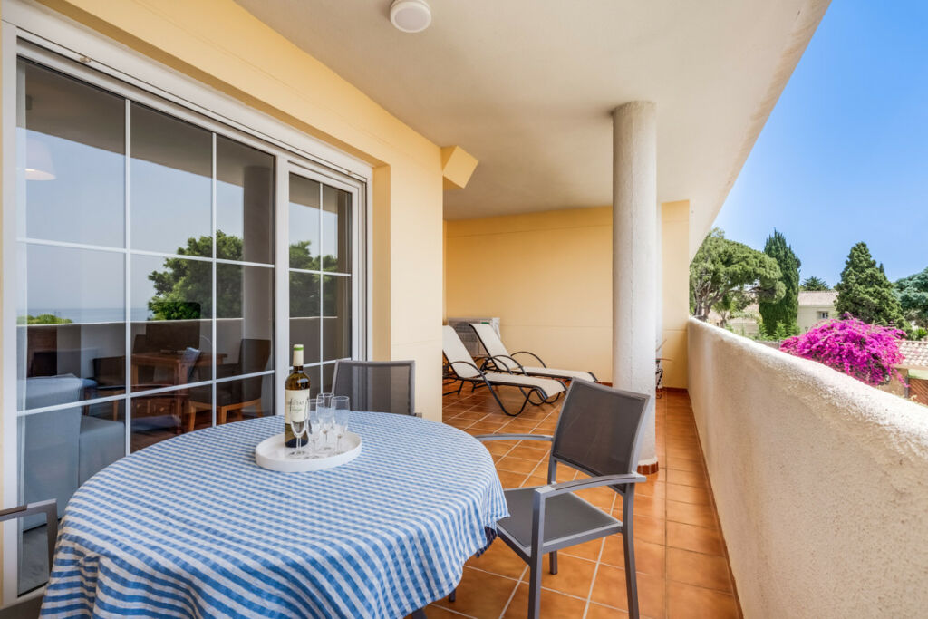 Middle Floor Apartment Cabopino Málaga - image 3