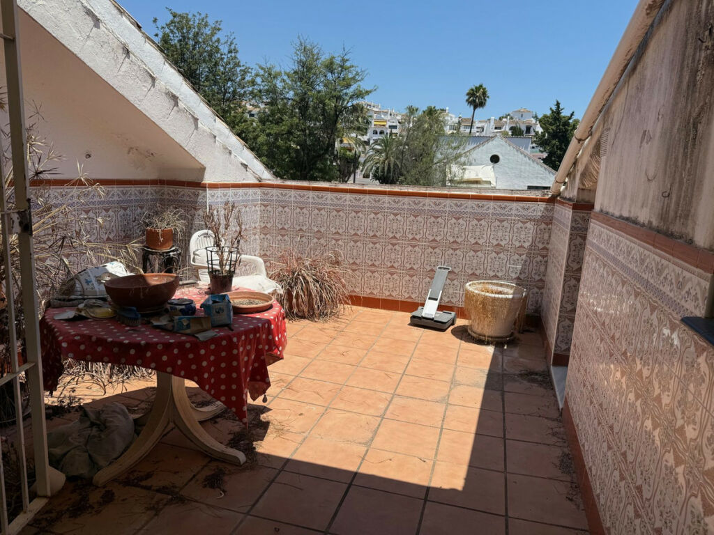 Top Floor Apartment Nueva Andalucía Málaga - image 5