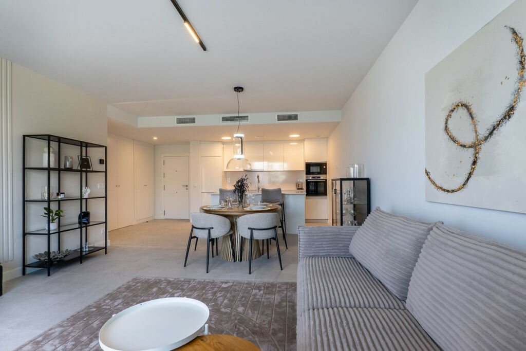 Middle Floor Apartment Estepona Málaga - image 5