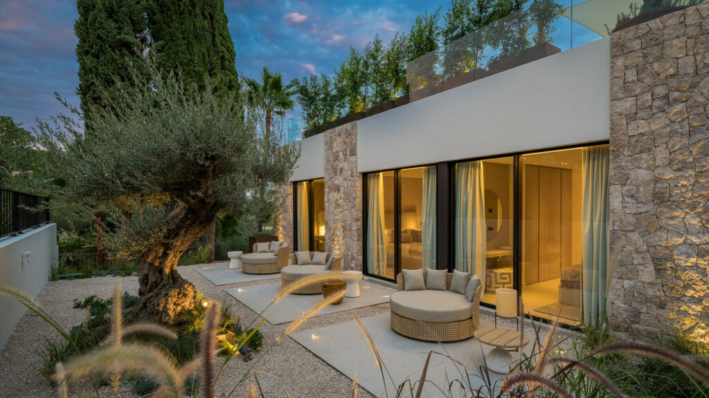 Detached Villa Nueva Andalucía Málaga - image 5
