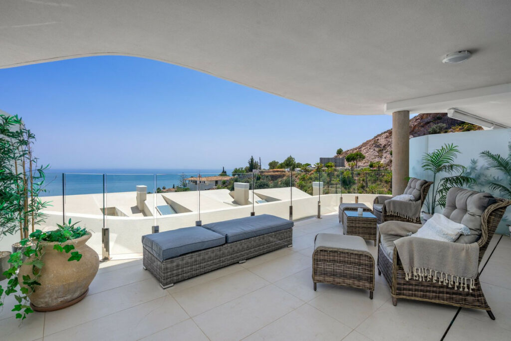 Middle Floor Apartment Benalmadena Málaga - image 3