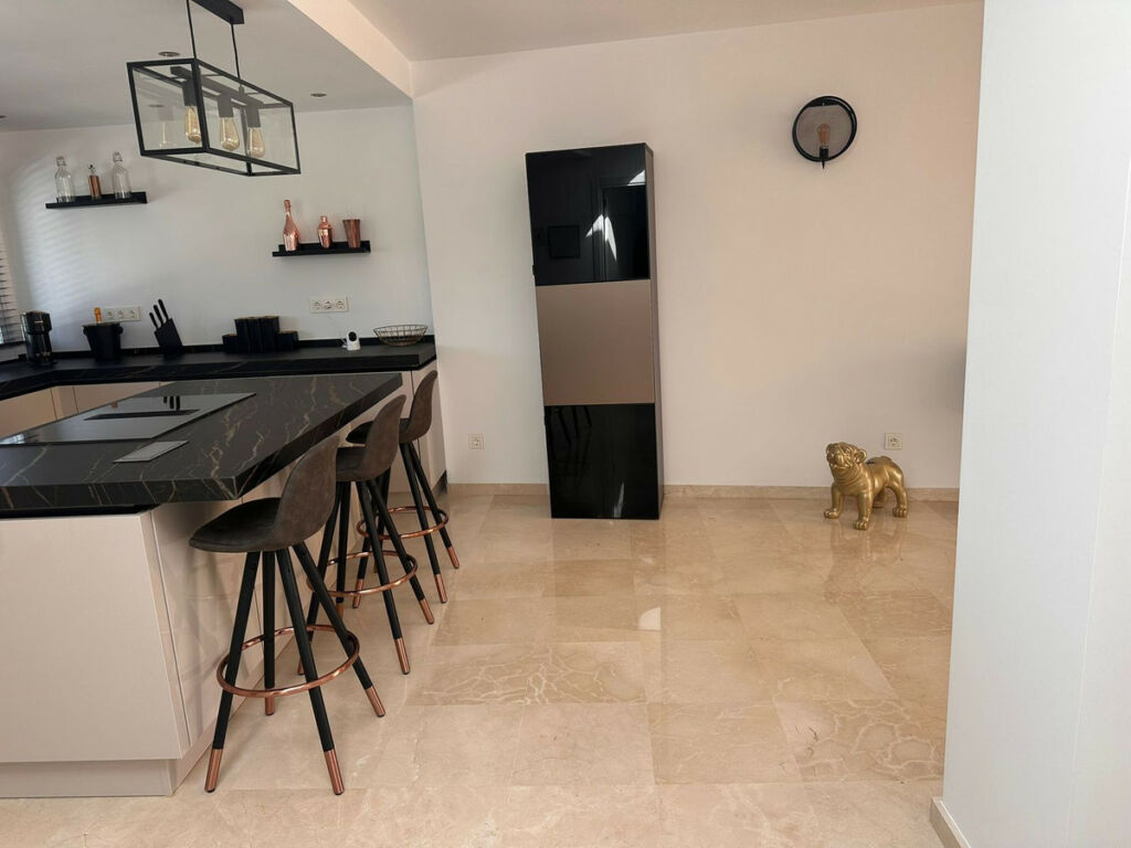Top Floor Apartment New Golden Mile Málaga - image 5