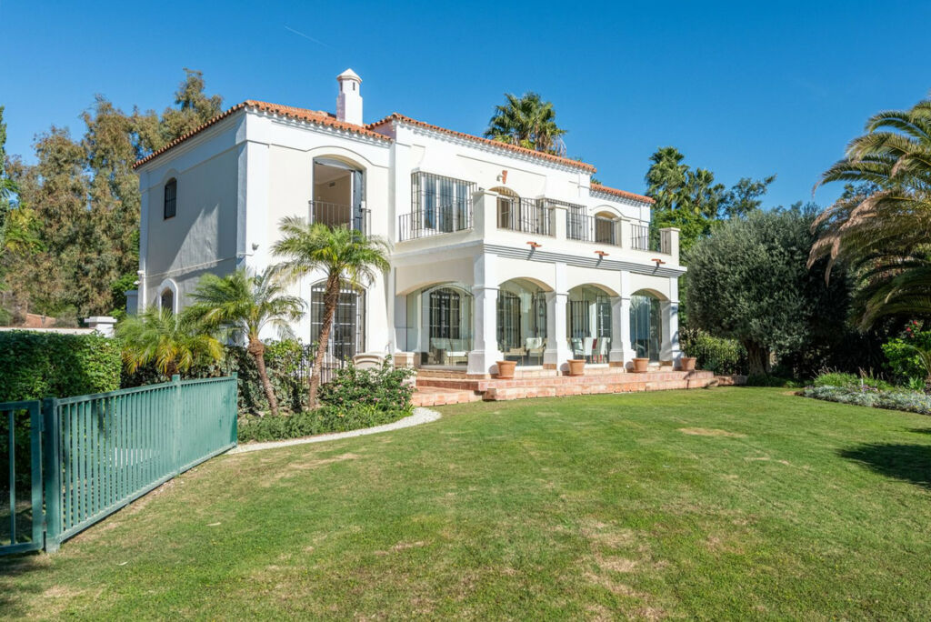 Detached Villa Nueva Andalucía Málaga - image 5