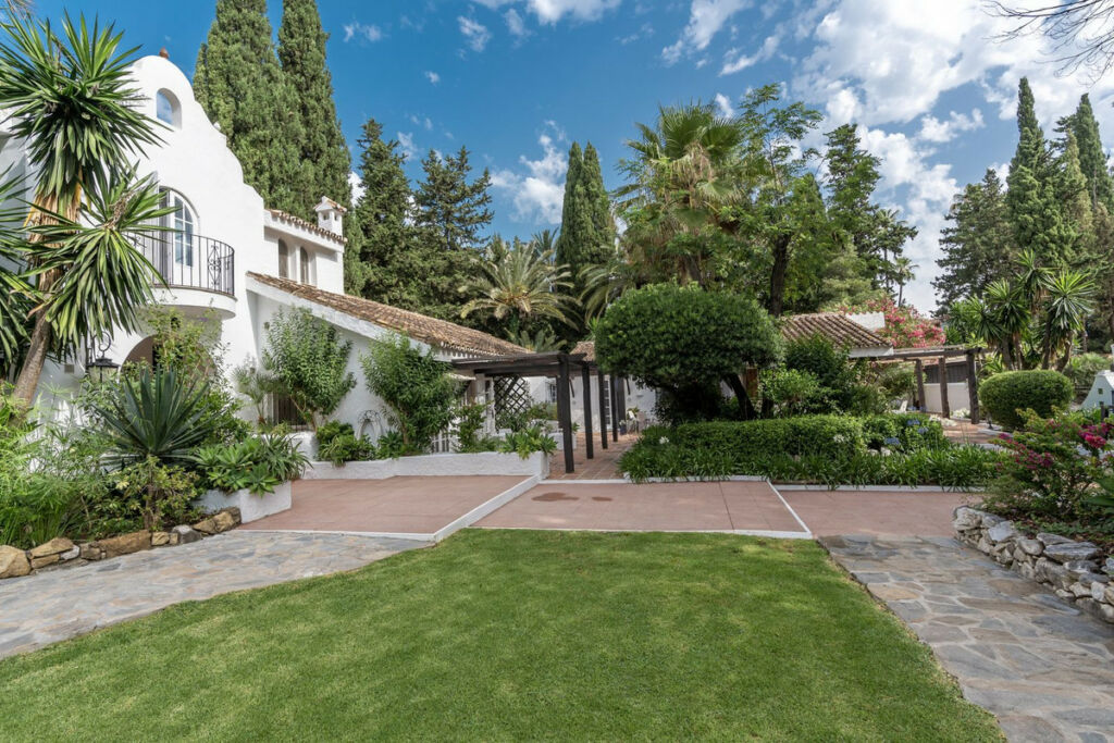 Detached Villa Estepona Málaga - image 6