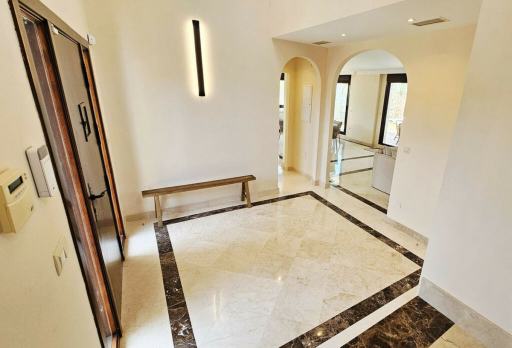 Detached Villa Estepona Málaga - image 5