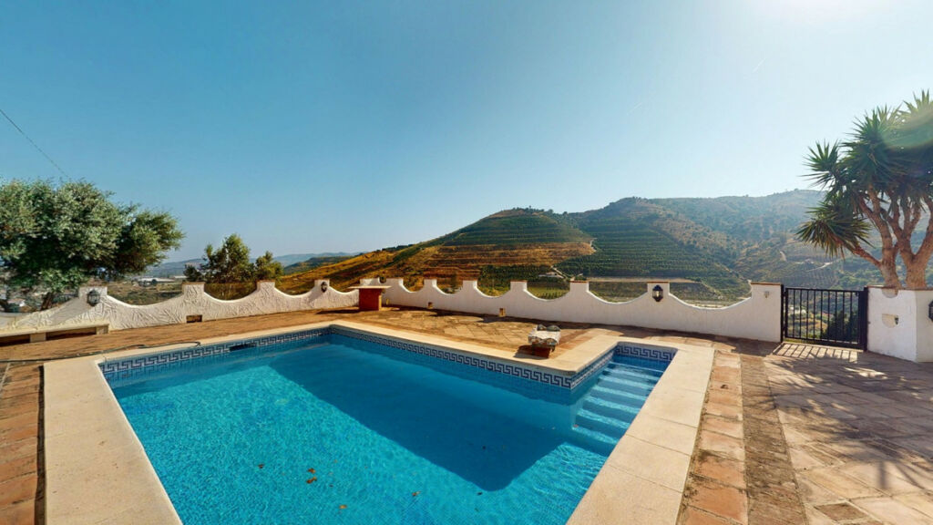 Detached Villa La Viñuela Málaga - image 5