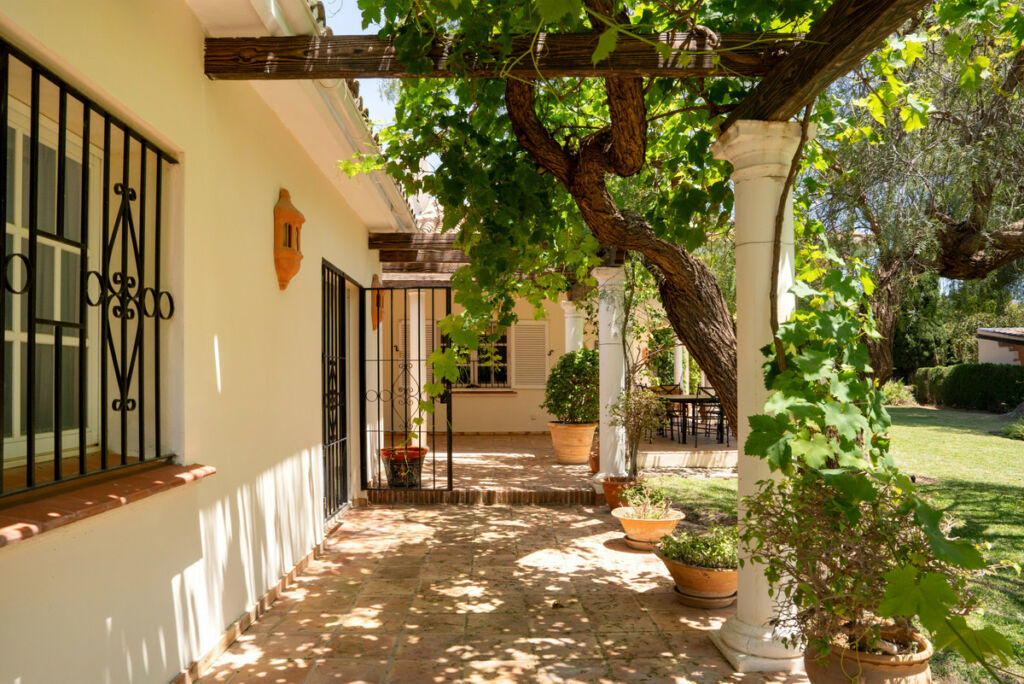 Detached Villa Estepona Málaga - image 5