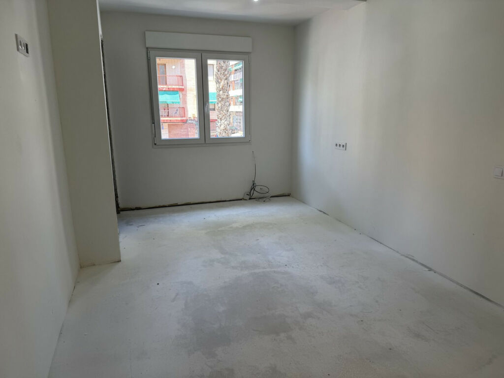 Middle Floor Apartment Torrevieja Alicante - image 5