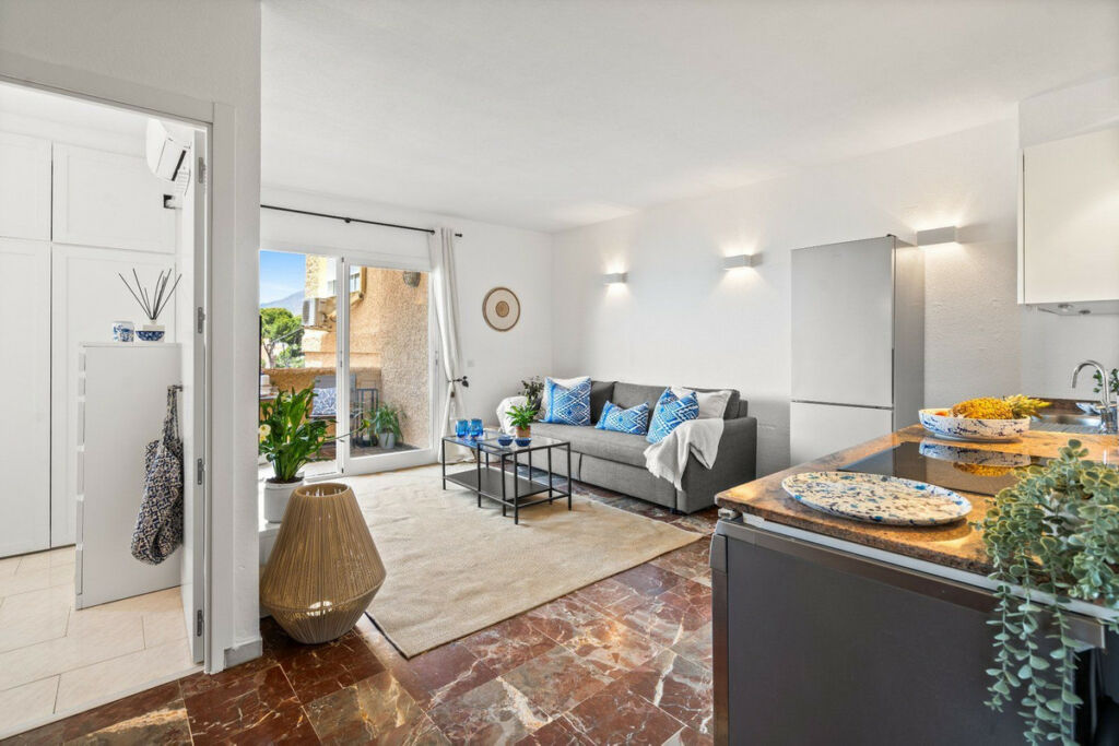 Middle Floor Apartment Estepona Málaga - image 6