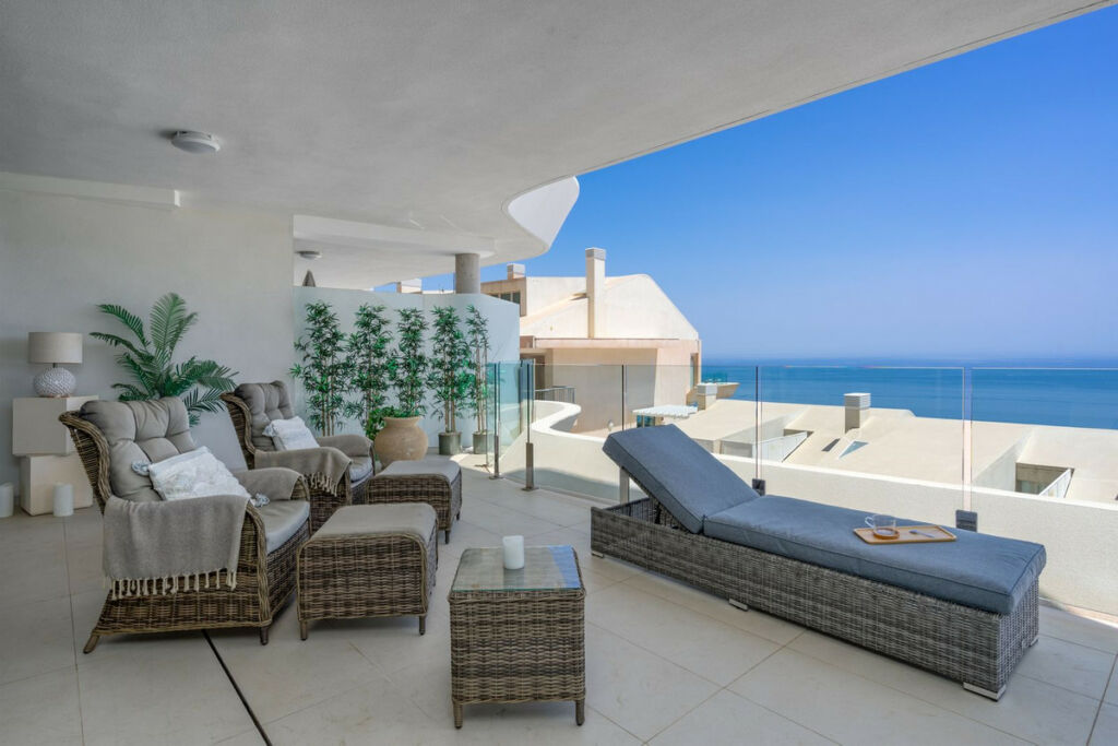 Middle Floor Apartment Benalmadena Málaga - image 5
