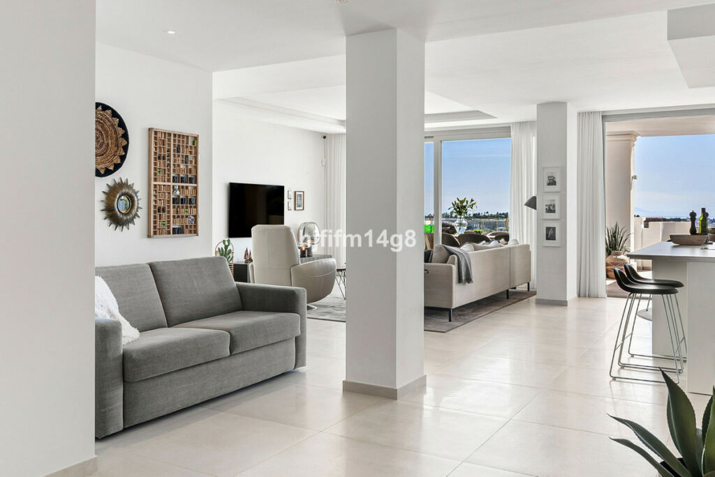 Middle Floor Apartment Nueva Andalucía Málaga - image 6