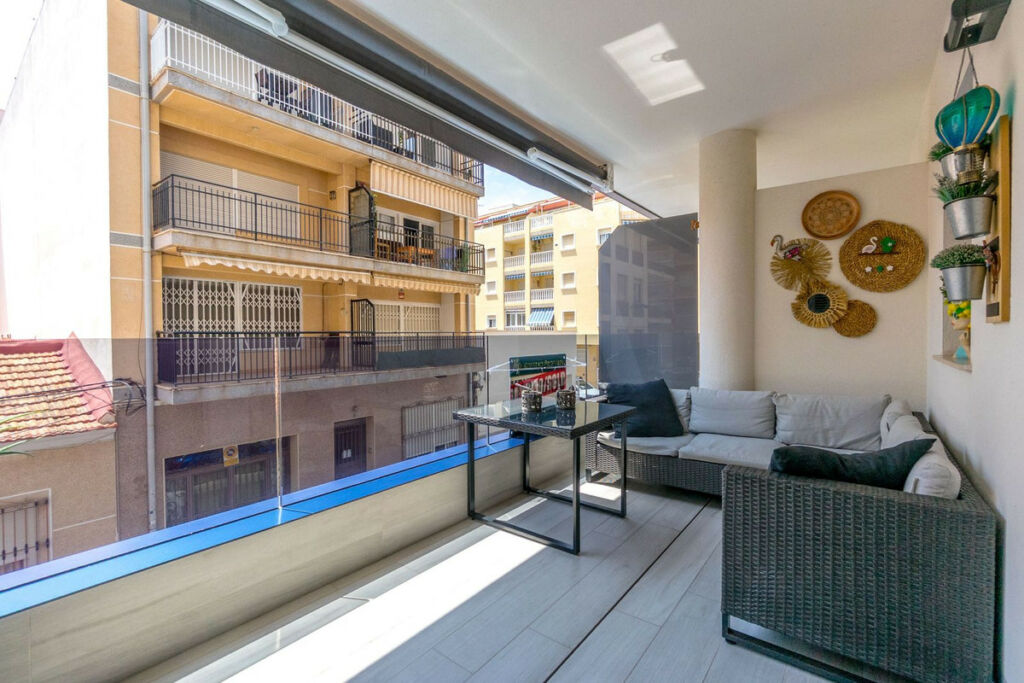 Middle Floor Apartment Torrevieja Alicante - image 6