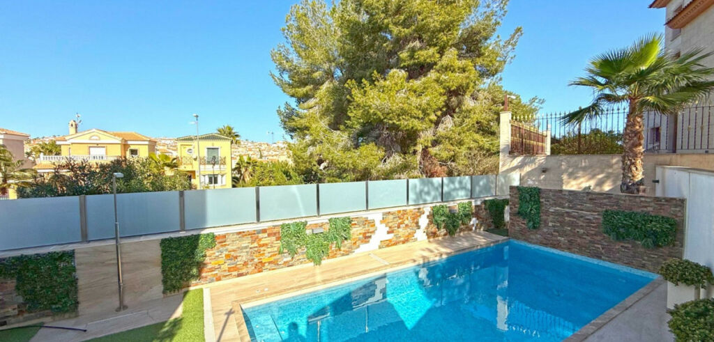 Detached Villa Villamartin Alicante - image 6