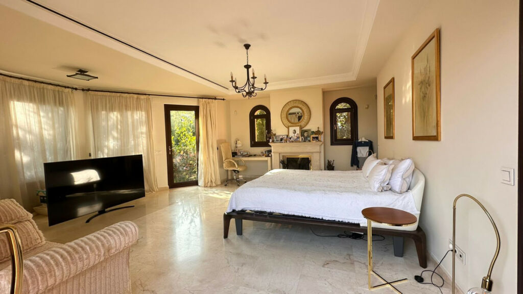 Detached Villa Sierra Blanca Málaga - image 9