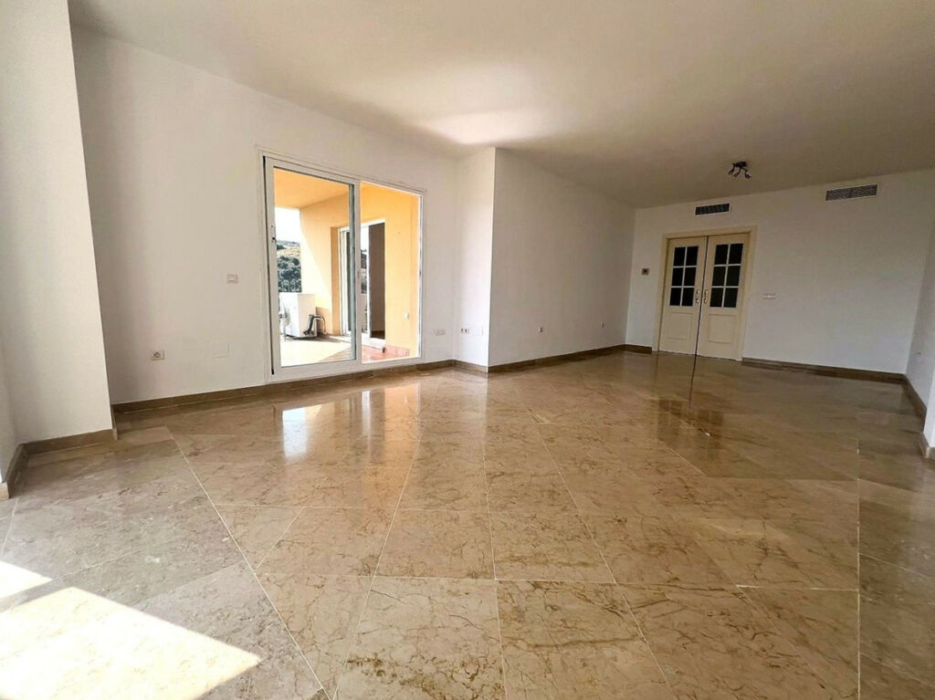 Middle Floor Apartment Calahonda Málaga - image 6