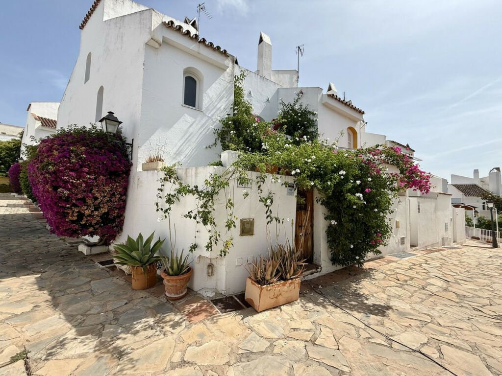 Townhouse Nueva Andalucía Málaga - image 6