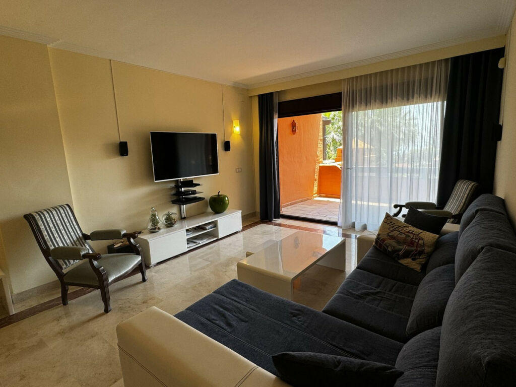 Middle Floor Apartment Estepona Málaga - image 5