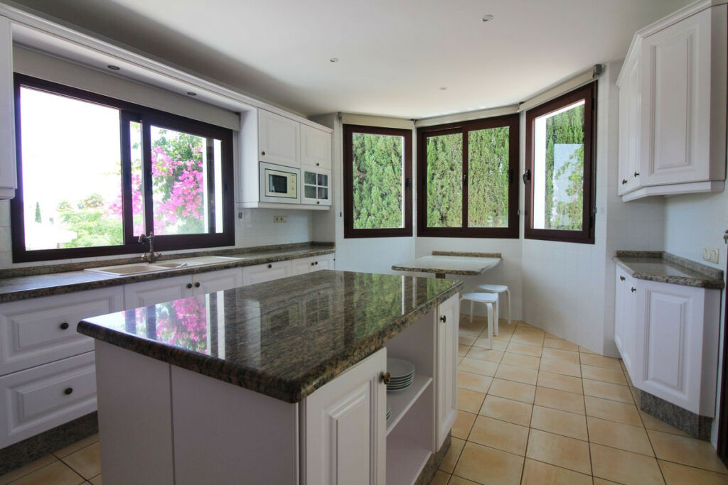 Detached Villa El Paraiso Málaga - image 6