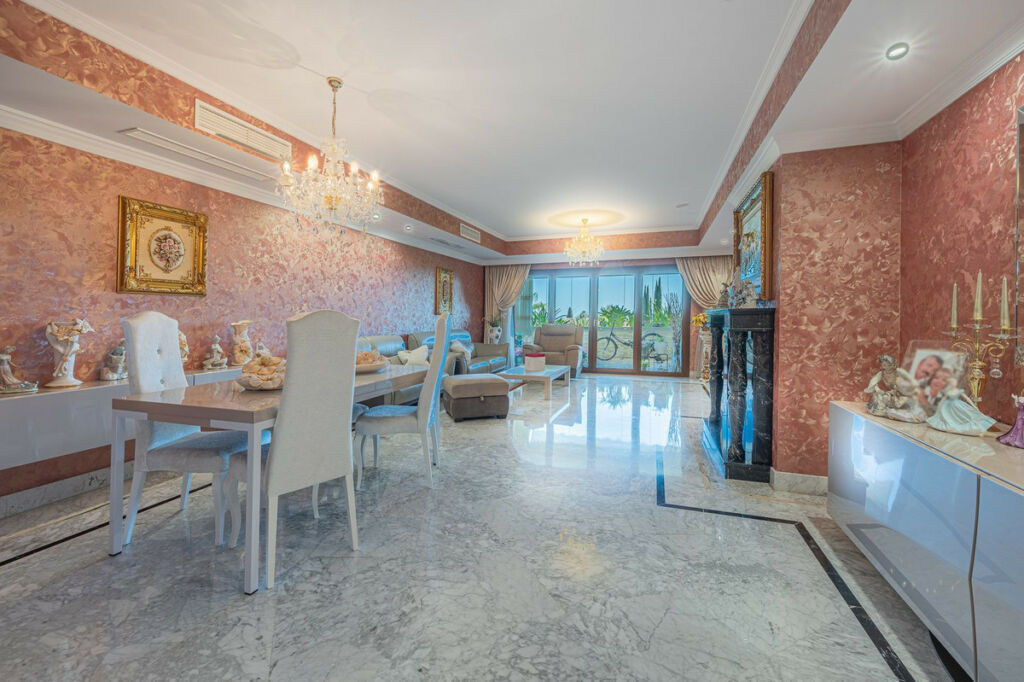 Middle Floor Apartment The Golden Mile Málaga - image 6