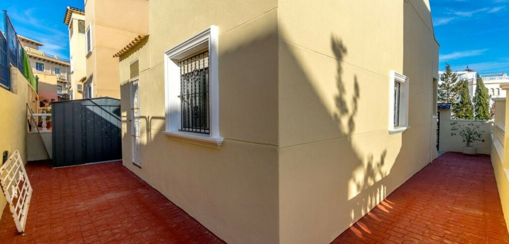 Detached Villa Villamartin Alicante - image 7