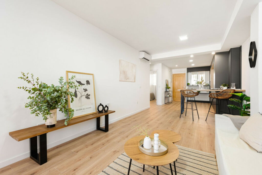 Middle Floor Apartment Carvajal Málaga - image 7