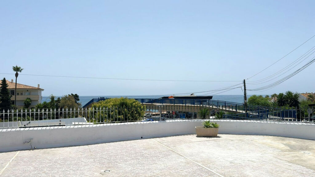 Detached Villa Estepona Málaga - image 7