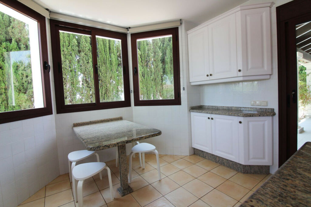Detached Villa El Paraiso Málaga - image 7