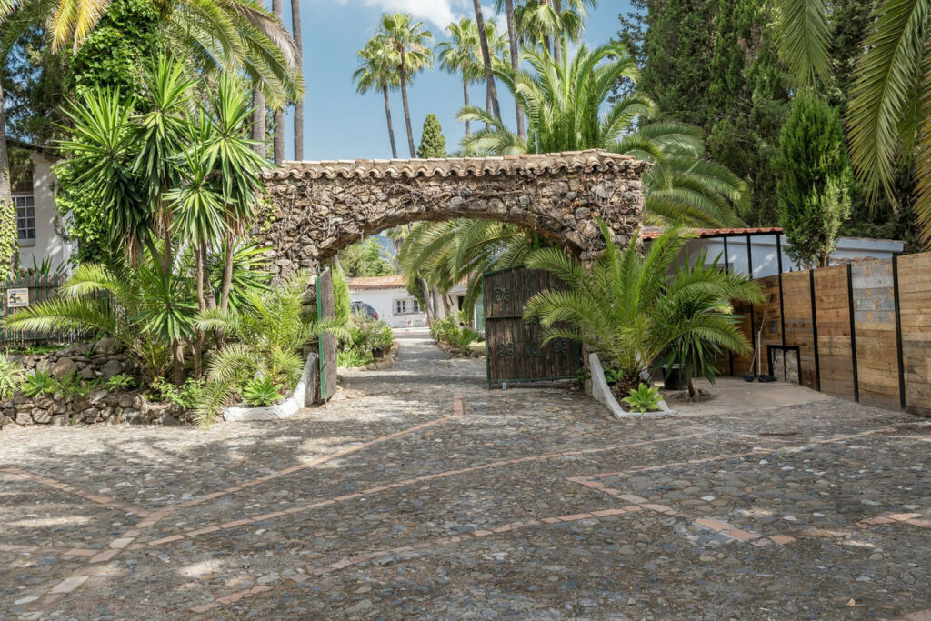 Detached Villa Estepona Málaga - image 8