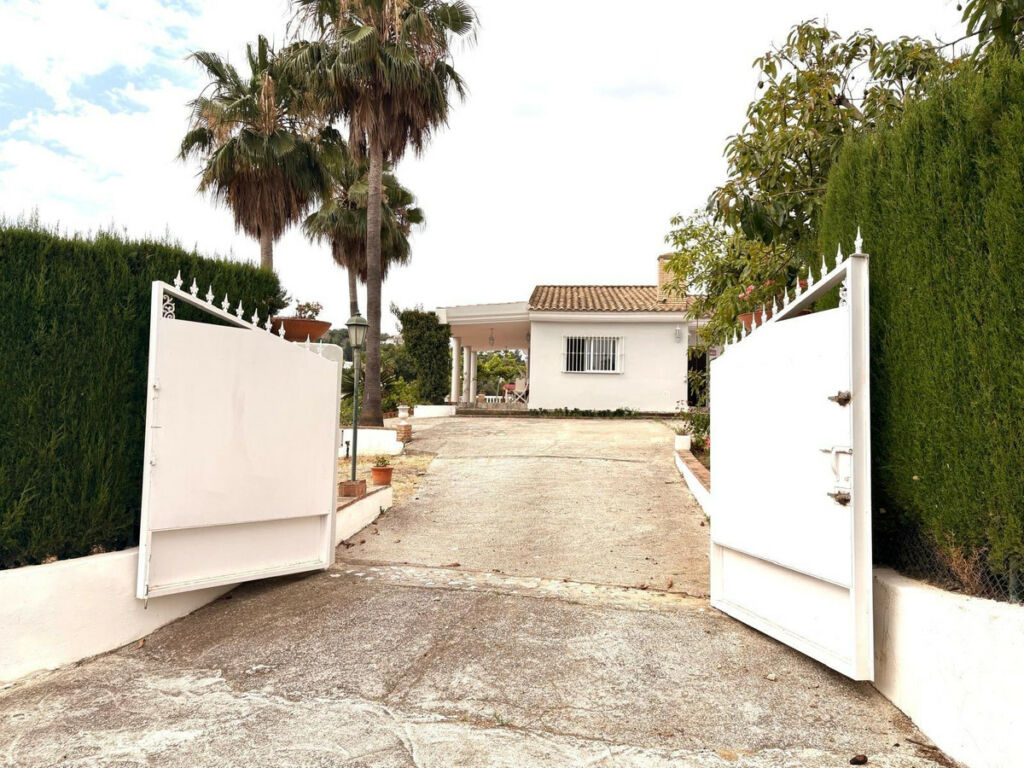Detached Villa Alhaurín de la Torre Málaga - image 8