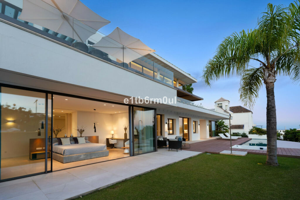 Detached Villa La Quinta Málaga - image 8