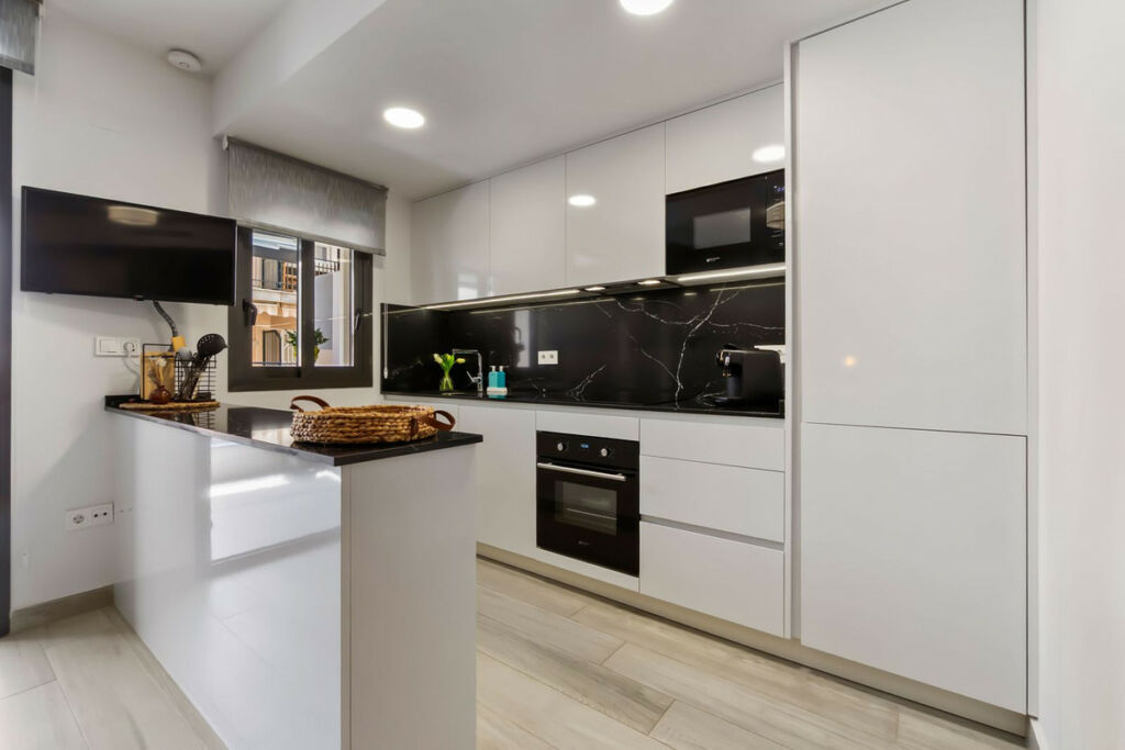 Middle Floor Apartment Torrevieja Alicante - image 8