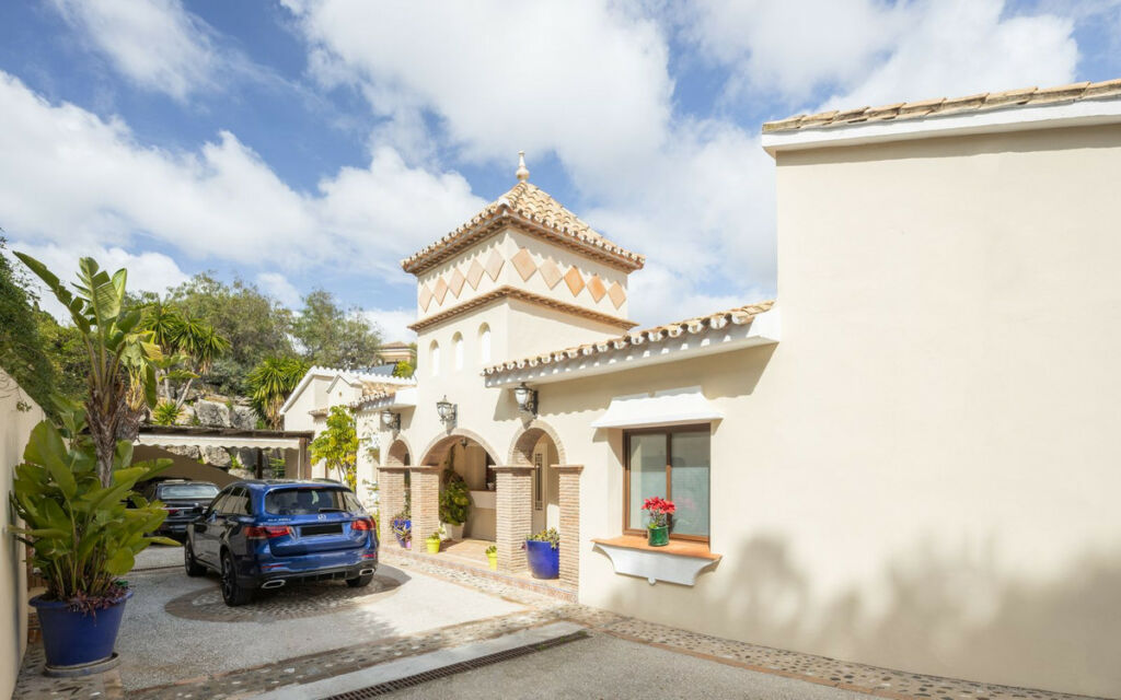 Detached Villa El Paraiso Málaga - image 8
