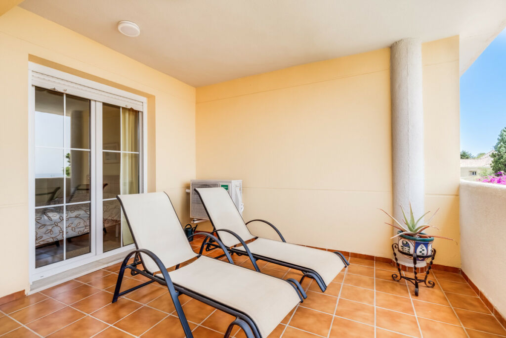 Middle Floor Apartment Cabopino Málaga - image 9