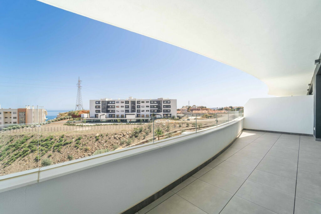 Middle Floor Apartment Fuengirola Málaga - image 8