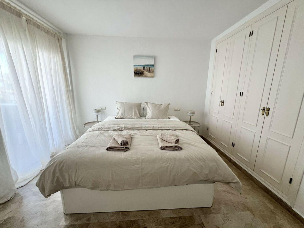 Middle Floor Apartment Calahonda Málaga - image 8