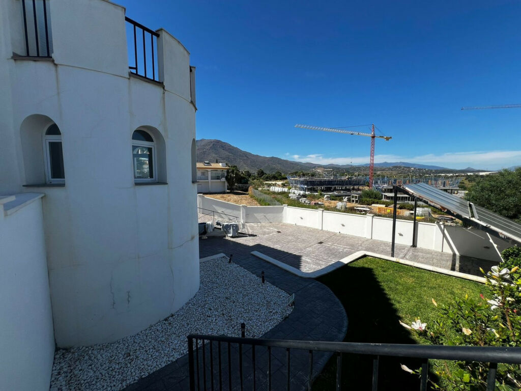 Detached Villa Estepona Málaga - image 8